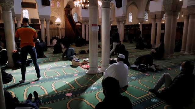 مسجد باريس يتدخل بعد تداعيات حادثة المدير الذي تشاجر مع طالبة لنزع حجابها