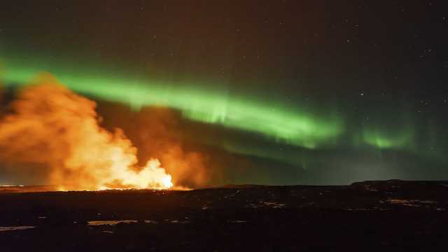 شاهد: الأضواء الشمالية تعتلي فوهة بركان أيسلندا المتفجر