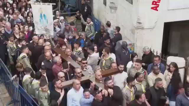 شاهد: مسيرة للمسيحيين في شوارع القدس إحياء ليوم الجمعة العظيمة