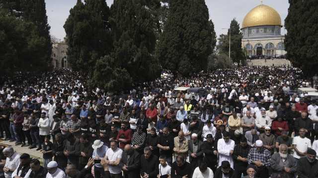 شاهد: 125 ألف فلسطيني يؤدون صلاة الجمعة الثالثة من رمضان في المسجد الأقصى