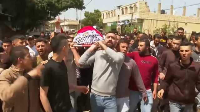 شاهد: المشيعون يحملون جثمان طفل فلسطيني قتل خلال مداهمة إسرائيلية واشتباكات في جنين