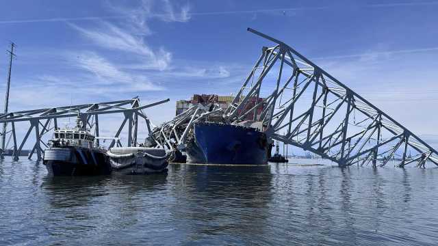 شاهد: رغم تعقيدها.. استمرار عملية إزالة حطام جسر بالتيمور الذي انهار بعد أن صدمته سفينة شحن