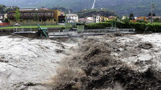 الفيضانات والانهيارات الأرضية تجبر السلطات الإيطالية على إجلاء السكان من لومباردي