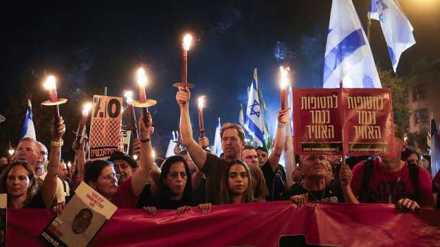 شاهد: آلاف الإسرائيليين يخرجون في مسيرة مشاعل انطلقت من الكنيست باتجاه منزل نتنياهو