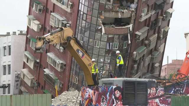 شاهد: بعد أن أماله الزلزال العنيف.. الشروع في هدم مبنى في تايوان
