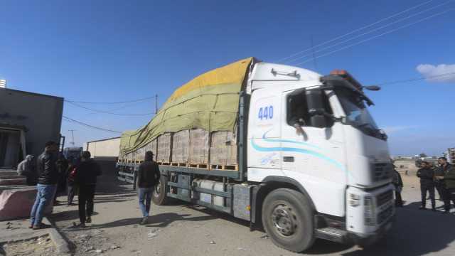 شاهد: للمرة الأولى منذ بدء الحرب.. شاحنات محملة بالوقود والأدوية تدخل شمال قطاع غزة