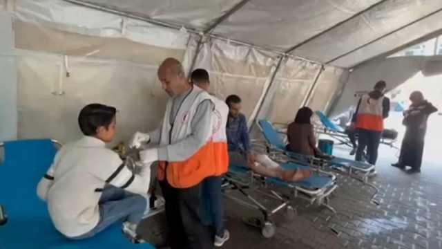 شاهد: متطوعو الهلال الأحمر الفلسطيني يعالجون المصابين في جباليا بأقل الإمكانيات الممكنة