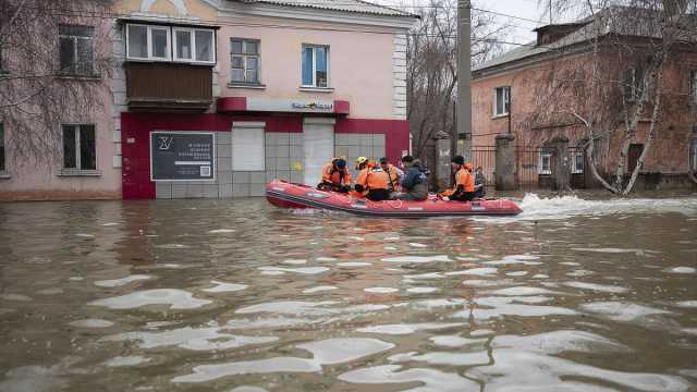 جهود الإنقاذ تستمر في المناطق التي غمرتها الفيضانات في روسيا