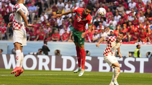 من مدارج ملعب كرة القدم في نهائي كأس السوبر السعودي.. مشجع يضرب لاعب الاتحاد بالسوط