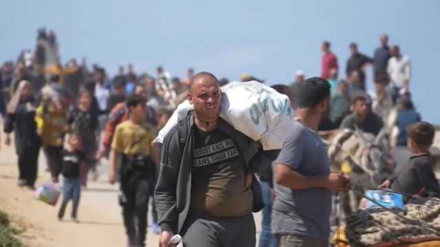 شاهد: مئات النازحين يحاولون العودة إلى شمال قطاع غزة والجيش الإسرائيلي يمنعهم باستخدام المدفعية