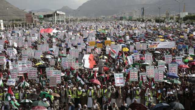 ' استهدفنا 98 سفينة منذ نوفمبر'.. الحوثيون يدعون أوروبا لسحب قطعها الحربية من البحر الأحمر