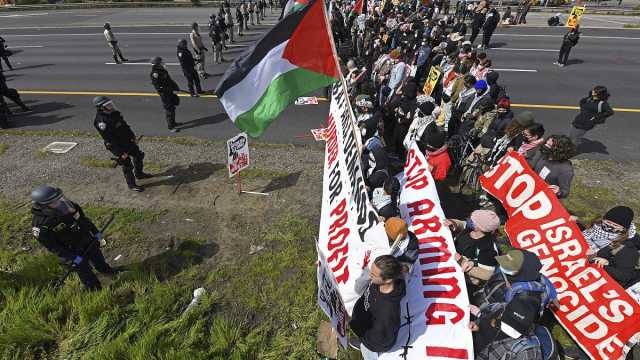 مهندسة متفوقة في الطب في كاليفورنيا داعمة للفلسطينيين تحظى بتأييد زملائها إثر منع خطاب تخرجها