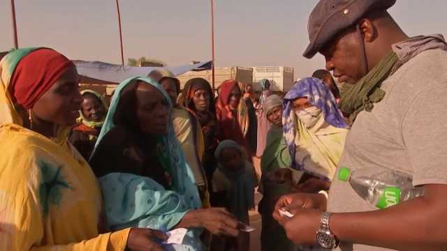 شاهد: لاجئون سودانيون يتدافعون للحصول على حصص غذائية في تشاد