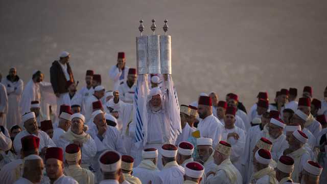 شاهد: السامريون يحتفلون بعيد الفصح ويذبحون الأضاحي في نابلس