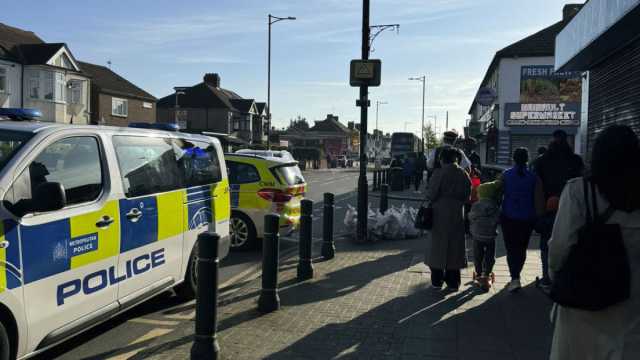 تسبب في جرح 5 أشخاص.. الشرطة البريطانية تعتقل رجلاً يحمل سيفاً شرق لندن