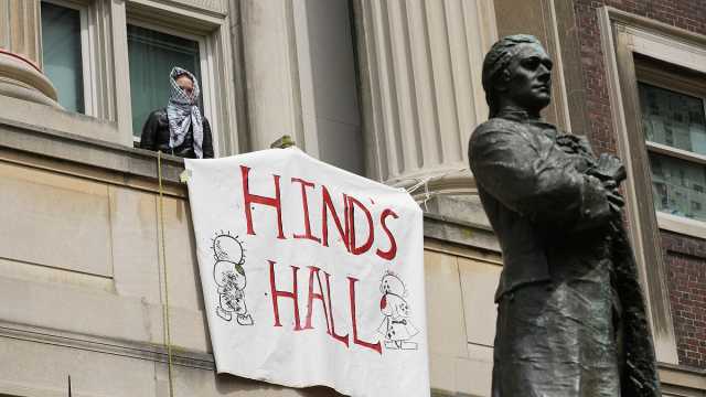 شاهد: طلاّب يرفعون اسم الطفلة الفلسطينية 'هند' على مبنى تاريخي بجامعة كولومبيا.. والحراك يتسع