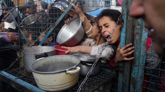 في غزة المحاصرة والمدمّرة.. من لم يمت بالقصف مات جوعا أو يكاد وعليه الاختيار فإما غداء وإما عشاء