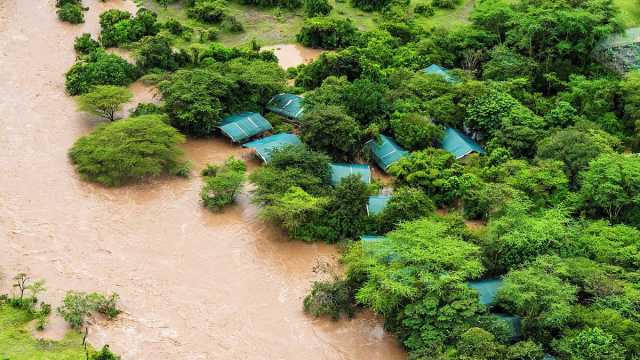 فيديو: ارتفاع حصيلة القتلى جرّاء الفيضانات والأمطار في كينيا إلى 228 شخصاً