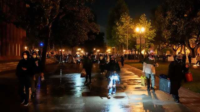 شاهد: طلاب بجامعة جنوب كاليفورنيا يغادرون اعتصام مناهض لإسرائيل بعد تهديدات الشرطة