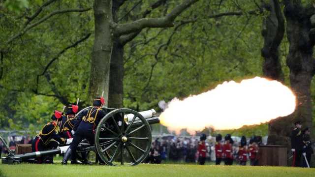 شاهد: طلقات مدفعية في مناطق بريطانية مختلفة احتفالاً بذكرى تتويج الملك تشارلز الثالث