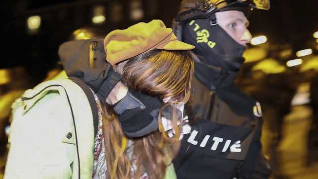الشرطة الهولندية تداهم مخيم متظاهرين طلبة مؤيدين لفلسطين وتعتقل العشرات في جامعة أمستردام