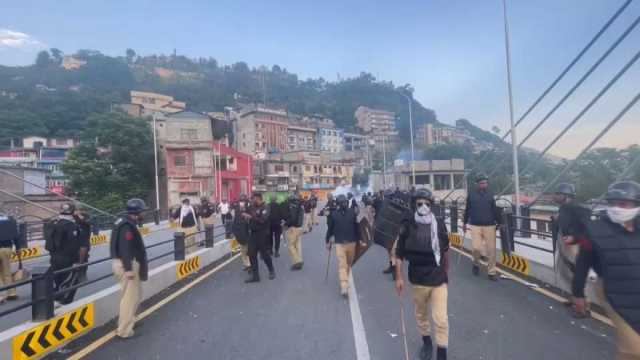 مقتل ضابط شرطة باكستاني في أعمال شغب في كشمير