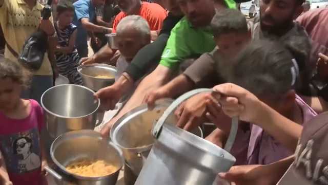 شاهد: طوابير للحصول على طعام شحيح والجوع يفتك بالنازحين في مخيم المواصي جنوب قطاع غزة