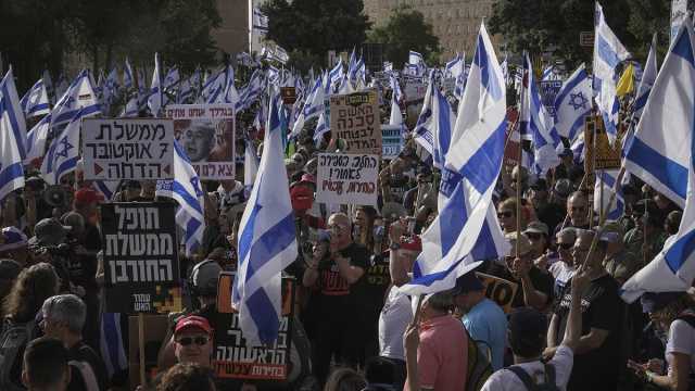 شاهد: 'بيبي خطر على وجود البلاد!'.. مظاهرات ضد الحكومة الإسرائيلية أمام الكنيست في القدس