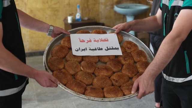 شاهد: 'تحلاية فرحاً بمقتل طاغية إيران'.. أهالي إدلب يوزعون الحلوى في الشوارع ابتهاجاً لمقتل رئيسي