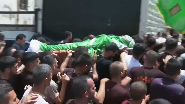 شاهد: فلسطينيون يشيعون المدرّس علام جرادات الذي قُتل برصاص إسرائيلي في جنين