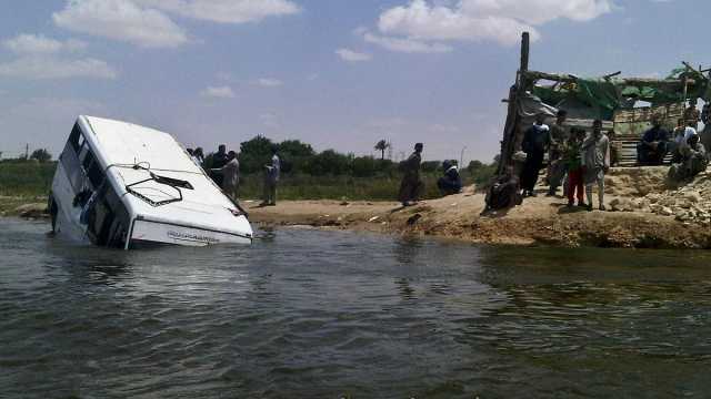 مقتل 16 سيدة وفتاة على الأقل بعد سقوط حافلة كانت تقلهم للعمل في نهر النيل