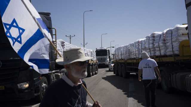 الغارديان: مهاجمو شاحنات المساعدات المتجهة إلى غزة يتلقون معلومات دقيقة من قوات الأمن الإسرائيلية