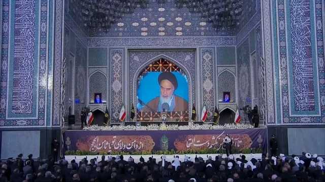 شاهد: الرئيس الإيراني إبراهيم رئيسي يُدفن في مسقط رأسه مشهد