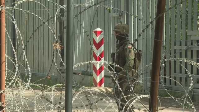 شاهد: بعد طعن جندي.. رئيس الوزراء البولندي يقول إن بلاده ستواصل تحصين حدودها مع بيلاروس