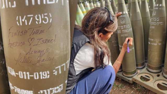 'بن غفير واحد يكفي'.. نيكي هيلي تحت نيران الانتقادات بعد توقيعها على قذائف إسرائيلية لقصف غزة