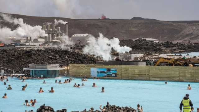 فيديو: إعادة افتتاح منتجع 'بلو لاغون' بالرغم من استمرار ثوران البركان الآيسلندي