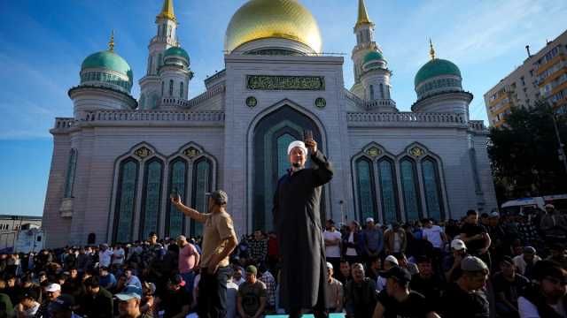 شاهد: الآلاف يؤدون صلاة عيد الأضحى في موسكو.. والرئيس الشيشاني يتمنى أن لا تندلع حروب آخرى