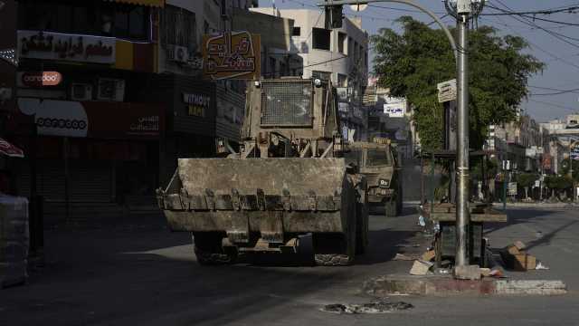 جنود إسرائيليون يربطون شاباً جريحاً بمركبة عسكرية ويجوبون به شوارع جنين والجيش يفتح تحقيقاً