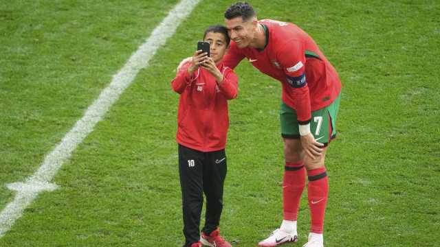 صور: مباراة البرتغال وتركيا تتوقف لعدة مرات بسبب حلم التقاط 'سيلفي' مع رونالدو