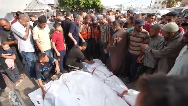 فلسطينيون يشيعون ثلاثة من عمال الدفاع المدني قتلوا في غارة إسرائيلية وسط قطاع غزة