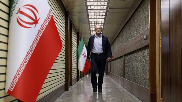 معركة الرئاسة في إيران: هل يستطيع بزشكيان الإصلاحي إسقاط جليلي المتشدد؟