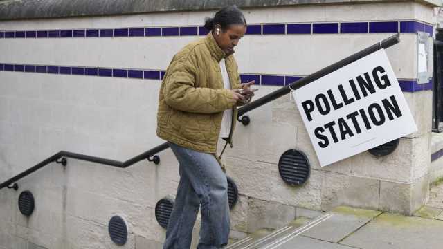 فتح مكاتب الاقتراع للانتخابات البريطانية التاريخية عالية المخاطر وتوقعات بخسارة مدوية للمحافظين
