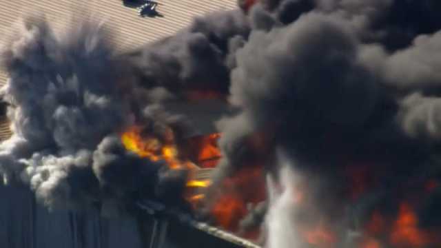 شاهد: انفجار كيميائي يشعل حريقا ضخما في مصنع بملبورن