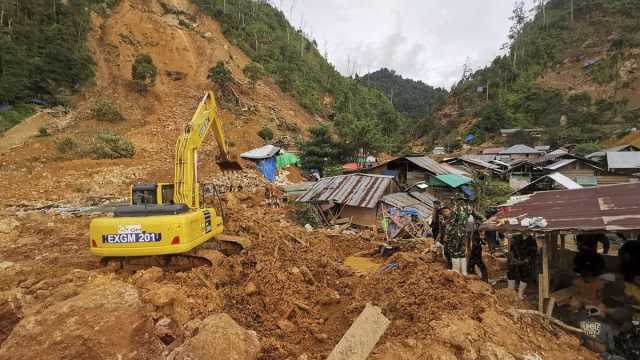 مقتل 23 شخصا بانهيار أرضي في إندونيسيا وتوقف البحث عن عشرات المفقودين بسبب الأمطار الغزيرة
