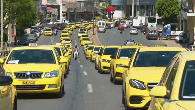 شاهد: شوارع أثينا مغلقة.. سائقو الأجرة يضربون احتجاجا على قوانين النقل الجديدة