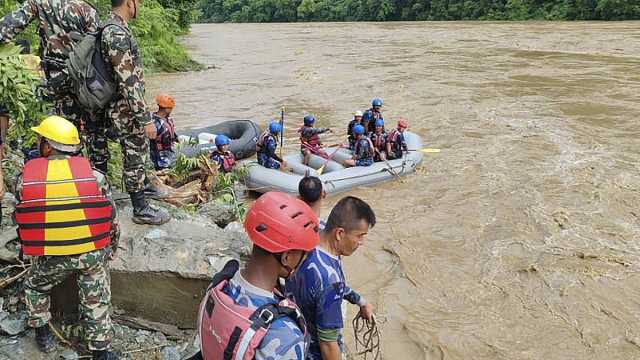نيبال: فقدان 60 شخصا على الأقل في انهيار أرضي طمر حافلتين في نهر جارف