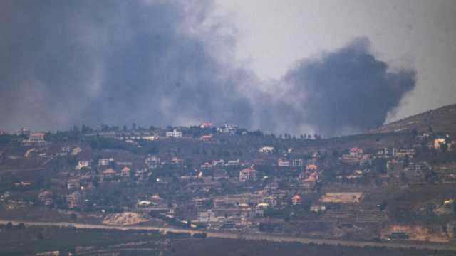 حزب الله وإسرائيل يتبادلان الضربات وسط ترقب لهجوم إيراني.. ودول جديدة تطلب من رعاياها مغادرة لبنان