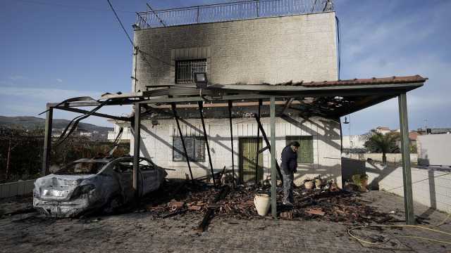 مقتل فلسطيني وإصابة 11 اخرين وحرق ممتلكات في هجوم مستوطنين على بلدة جيت شمال الضفة الغربية