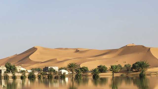 صور ساحرة من المغرب.. أمطار نادرة شكلت بحيرات في الصحراء