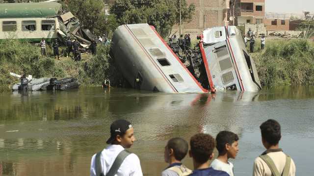 مصر وحوادث السكك الحديدية.. قاطرة تصطدم بقطار للمسافرين في صعيد مصر والحصيلة 20 جريحا